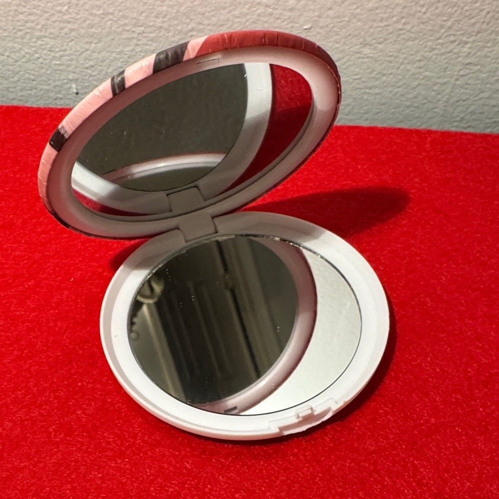 Chic Mirror Compact - Picture 2 of 3